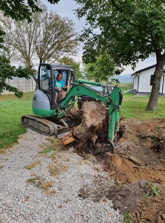 Minibager pri nakladaní materiálu